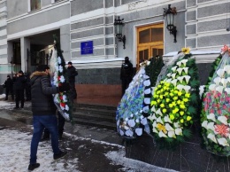 Студенты принесли в Минздрав венки и говорят, что не хотят реорганизации вуза