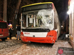 Разрушительное ДТП в центре Одессы: легковушка вытолкнула троллейбус на тротуар