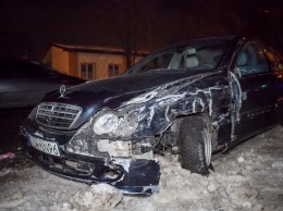 В Днепре на Савченко столкнулись Mazda и Mercedes: пострадали женщина и 3-летний ребенок