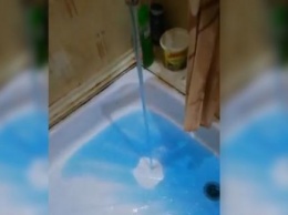 В Башкирии жителей порадовали водой из кранов голубого цвета