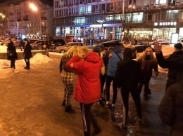 Подростков, которые избили мужчину в центре Киева, заставили извиниться: видео