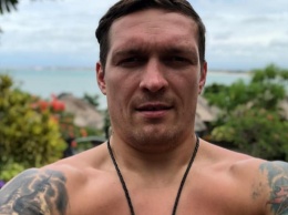Украинский боксер Александр Усик в день своего 32-летия побрился налысо на Бали. Фото