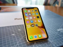 Apple продолжает навязывать iPhone XR пользователям