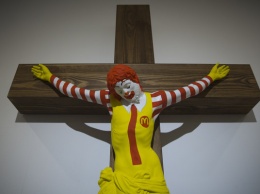 В Израиле возмущенные христиане штурмовали музей из-за распятого клоуна