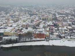 Автобусы не ездят, а дети не ходят в школу: люди в Ужгороде уже несколько дней живут в снежном плену