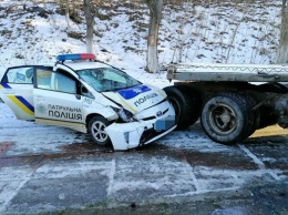 В Одессе патрульное авто врезалось в КамАЗ, пострадали полицейские