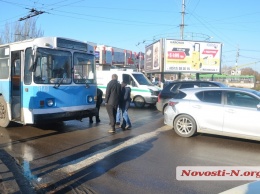 В центре Николаева пробка - столкнулись «Лексус» и троллейбус