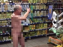 В супермаркете Киева голый пожилой мужчина бегал между прилавками. Фото