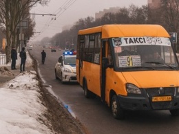 На Запорожском шоссе мужчина умер в маршрутке: пассажиры пытались его спасти