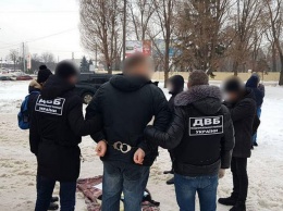 В Харькове полицейский попался на взятке (фото)