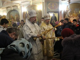 Сотни верующих: божественная литургия в Александро-Невском соборе в Симферополе