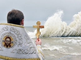 Аксенов поздравил верующих крымчан с Крещением