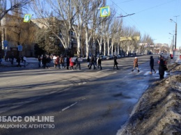Активисты, требующие снизить стоимость проезда в маршрутках, снова перекрыли проспект Металлургов