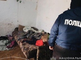 Голодные и грязные: В Запорожской области четверо детей остались с "отцом-уголовником"