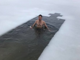 Смотри фото: как проходят крещенские купания в Днепре