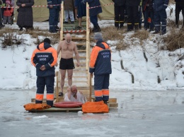 Жители юга Одесской области искупались в проруби на дунайском канале Викета