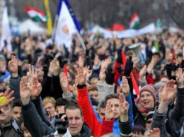 Тысячи венгров протестуют против "трудового рабства"