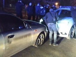 В Николаеве задержали мужчину, угнавшего такси. Патрульные приняли на себя лобовой удар, когда он попытался сбежать