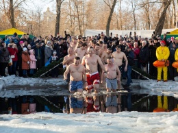 Ледяной флешмоб: в прорубь на Крещение нырнули десятки киевлян