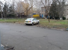 В Геническе правоохранители продемонстрировали "мастерство" парковки