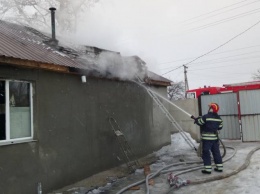 В Лисичанске загорелась баня и крыша жилого дома