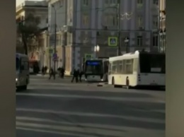 Ростовский водитель забыл про ручник и кинулся останавливать автобус руками