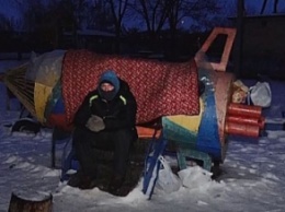 Парень из Бердянска живет в ракете на детской площадке в Кривом Рогу (фото, видео)