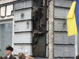 Пока Порошенко в Израиле, в Киеве открыли барельеф Петлюре