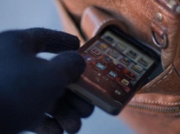 В Мелитополе у женщины украли мобильный телефон с прилавка магазина