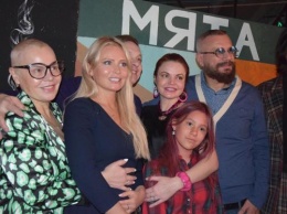«Выглядит дико»: Веселая Дана Борисова с друзьями на вечере памяти Евгения Осина поразила сеть