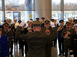 "Адажио", "Танец рыцарей" и три оркестра: в Одесском аэропорту прошел флешмоб в память о "киборгах"