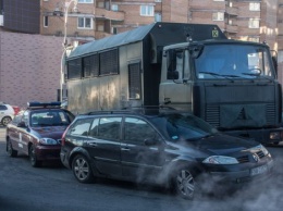 В центре Киева военный МАЗ с нацгвардейцами столкнулся с легковым авто, образовалась пробка