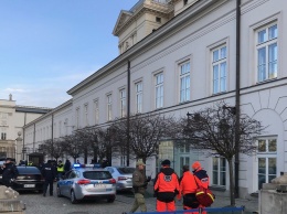 Мужчина врезался в ограду президентского дворца в Варшаве