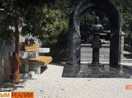Как охраняют Януковича-младшего в Крыму: видео VIP-могилы