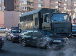 В центре Киева военный МАЗ с силовиками протаранил легковушку