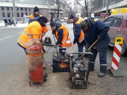 Во всех районах Киева коммунальщики работают над ликвидацией разрушений дорожного покрытия, - КГГА