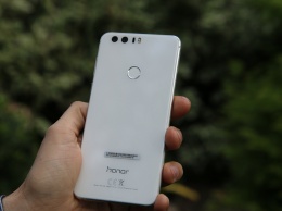 Новый смартфон Honor V20 Moschino Edition поступил в продажу