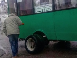 В Бердянске у маршрутки на ходу отвалилось колесо