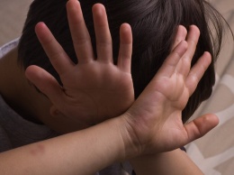 Неадекватная мать жестоко избила ребенка на глазах у людей: «ведет блог о воспитании»