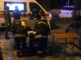 Появились фото, как пожарные эвакуировали жильцов многоэтажки в Печерском районе, где вспыхнула проводка