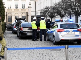 Президенту Польши доложили, что пока он занят в Давосе, его дворец в Варшаве едва не взяли автотараном