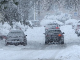 Киев накрыло сильным снегопадом, движение на дорогах частично парализовано