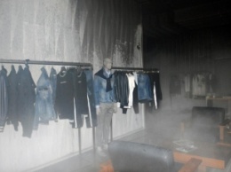 В центре Днепра трое неизвестных спалили магазин с помощью "коктейля Молотова" (Видео, фото)