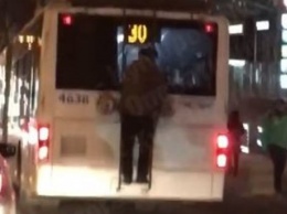 Таблетки попутал? В Киеве дедуля прокатился на троллейбусе - не в салоне