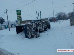 На Николаевщине из-за гололеда у «КамАЗа» перевернулся прицеп с кукурузой