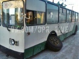 В Харцызске на Донетчине у троллейбуса на ходу отвалилось колесо