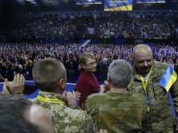 Блогер: Нам опять навешали лапши: со всей толпы на сцене рядом с Тимошенко всего два воина оказались киборгами
