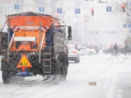 Киевские дороги завалены снегом (видео)