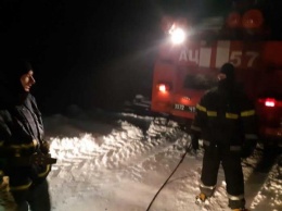 Спасатели вытащили из сугробов автобус с шахтерами (ВИДЕО)