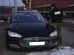 Польские пограничники задержали украинца на угнанном авто Tesla